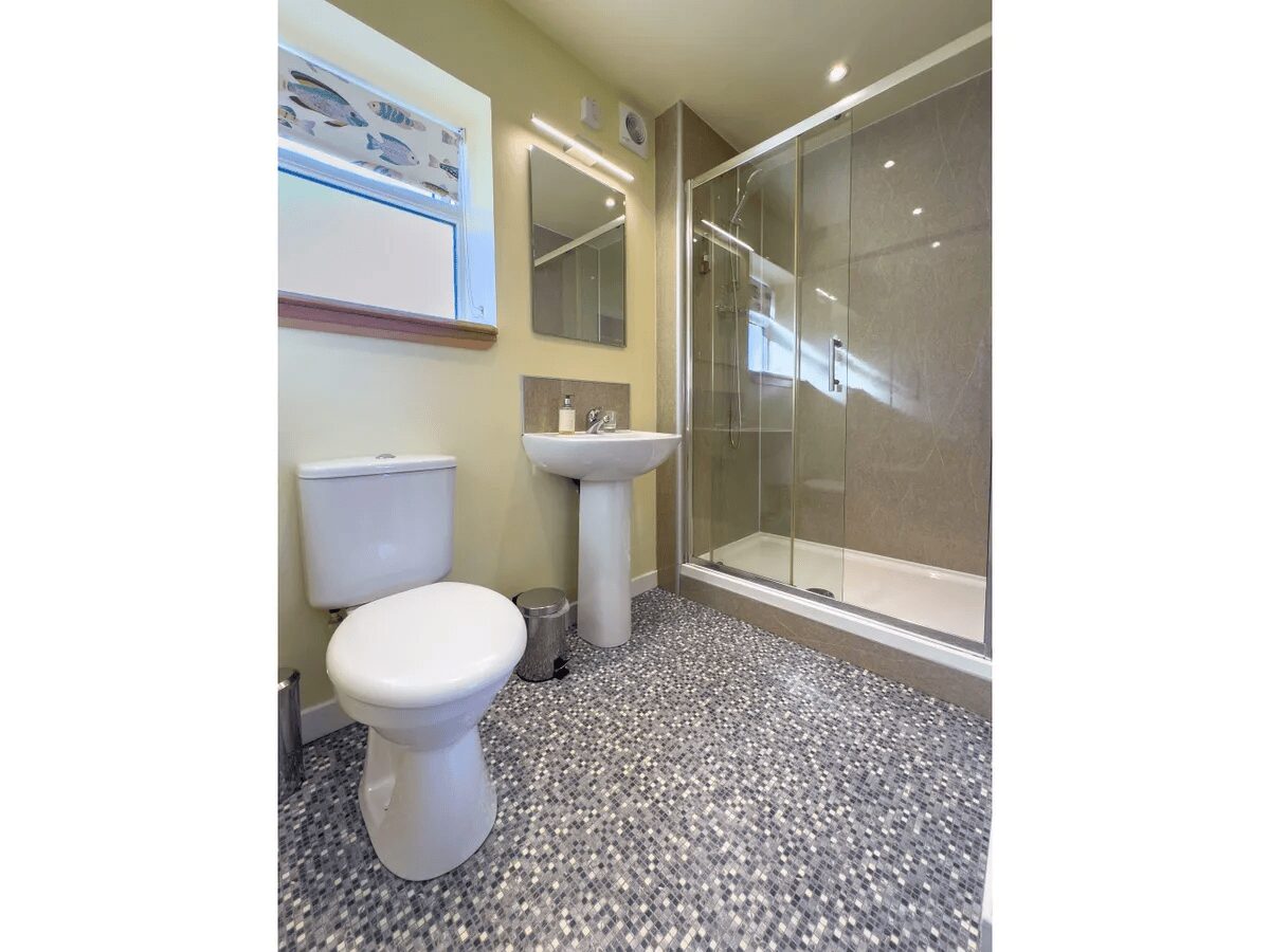 Otter Lodge ensuite bathroom with mosaic floor
