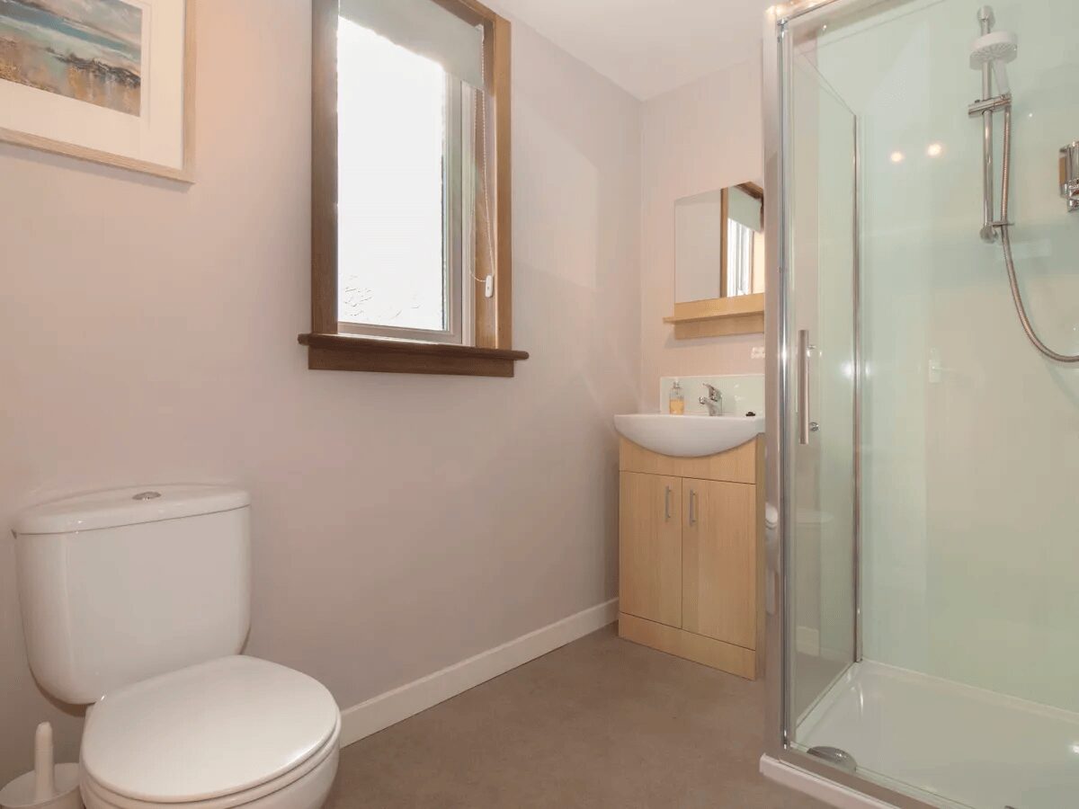 Otter Lodge ensuite with window and shower