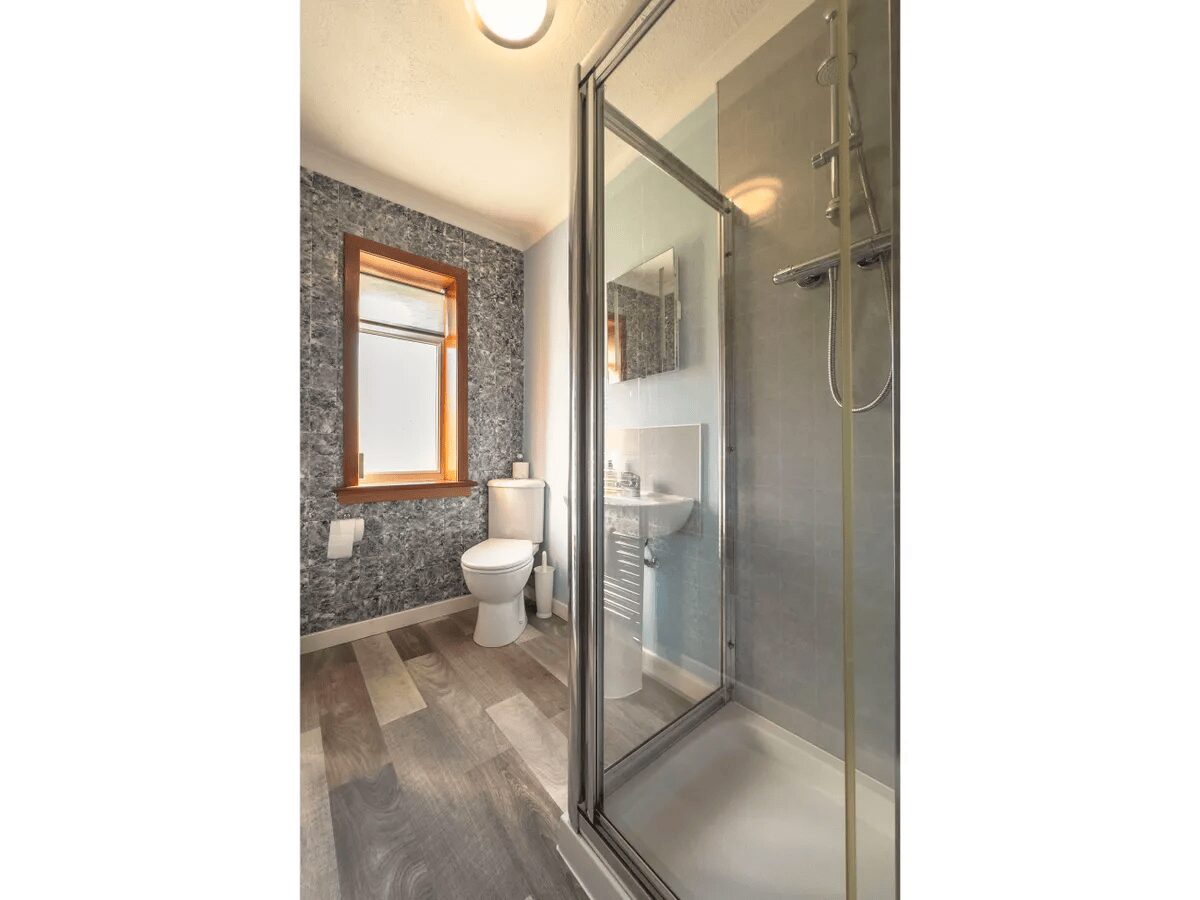 Otter Lodge modern bathroom with stone feature wall